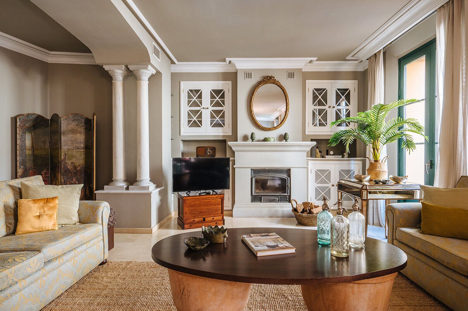 Smart TV, fireplace, stereo