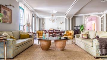 Smart-tv, een open haard en een stereo