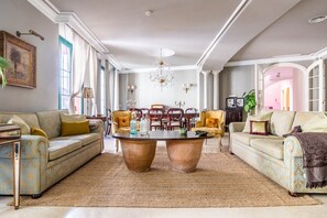 Een smart-tv, een open haard en een stereo