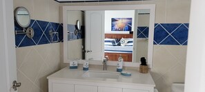 Douche, sèche-cheveux, serviettes fournies, savon