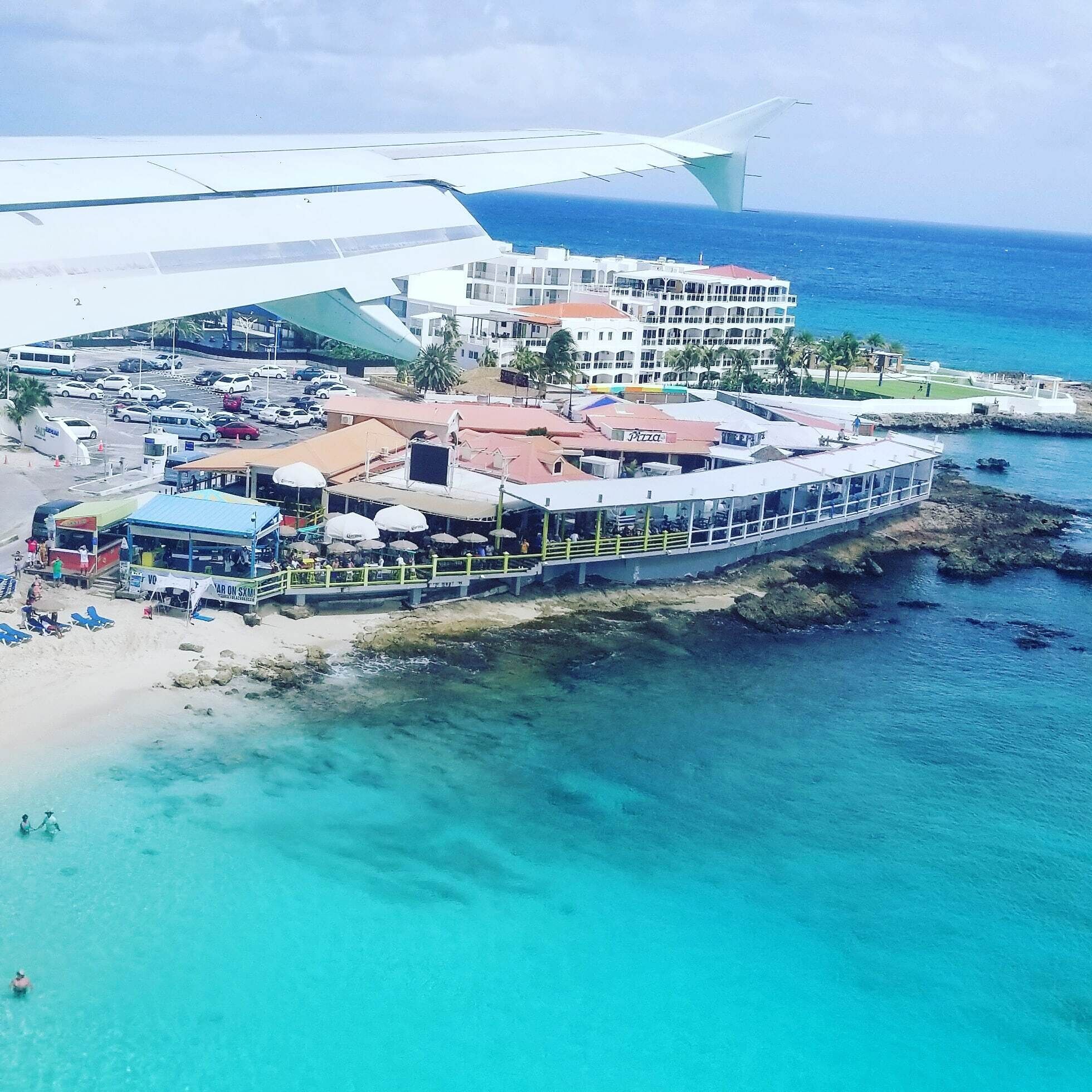 På stranden, solstolar och strandhanddukar