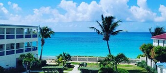  BEACHFRONT CARIBBEAN BREEZE /On the BEACH! Clean!