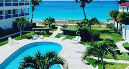 BEACHFRONT CARIBBEAN BREEZE /On the BEACH! Clean!