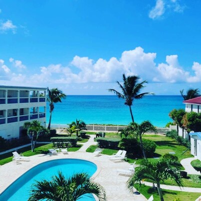 BEACHFRONT CARIBBEAN BREEZE /On the BEACH! Clean!