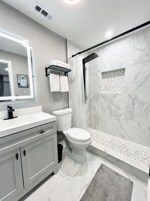 Bañera con ducha, secador de pelo, toallas, jabón