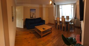 TV - Lovely 3 Bedroom holiday home with free parking (Fareham)