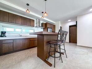 KĂŒhlschrank, Mikrowelle, Ofen, Herdplatte