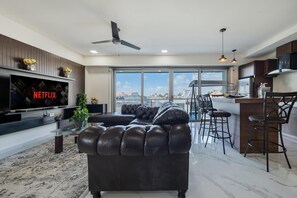 TV - 2 BR Condo w/Ocean View Pool. Prime Location (Isla Mujeres)