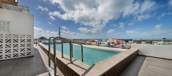 2 BR Condo w/Ocean View Pool. Prime Location