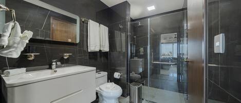 Douche, sèche-cheveux, serviettes fournies
