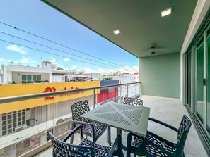 Outdoor dining - Prime Location. 2 BR Condo w/ Pool (Isla Mujeres)