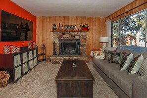 Televisión y chimenea 