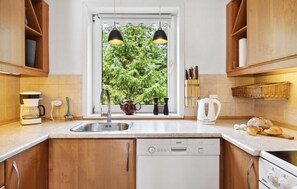 Kjøleskap, kokeplater, oppvaskmaskin og kaffetrakter/tekoker