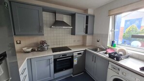 Fridge, oven, stovetop, dishwasher - 2 bedroom flat (SUTTON)