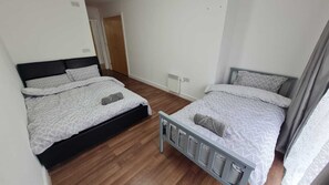 2 bedrooms, iron/ironing board, free WiFi - 2 bedroom flat (SUTTON)
