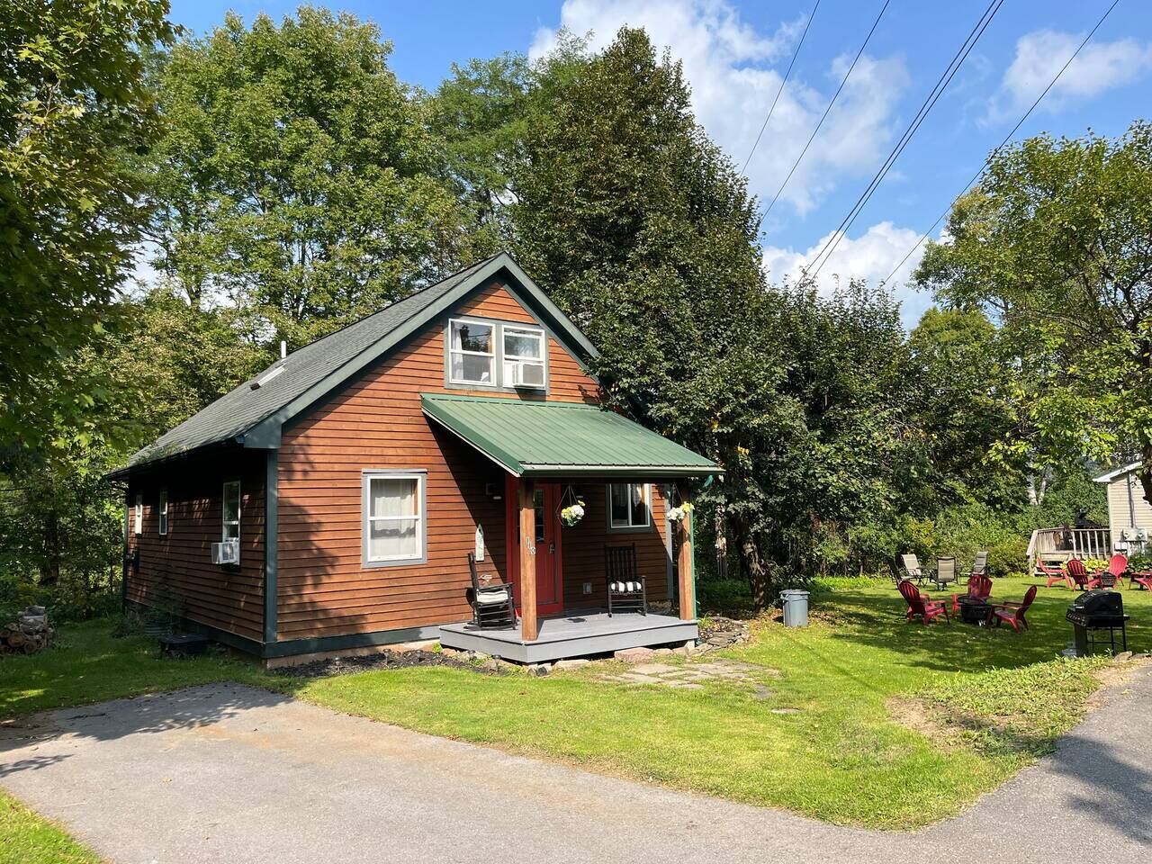 Woodview Chalet- 2 Miles to CDP!- POOL-Sleeps 9