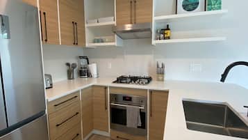 Réfrigérateur, four à micro-ondes, un four, surface de cuisson