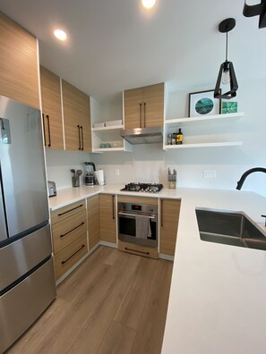 Kühlschrank, Mikrowelle, Ofen, Herdplatte