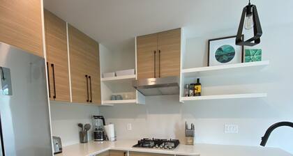 Gateway to Naramata Bench - Executive 2 bedroom suite on the edge of town.