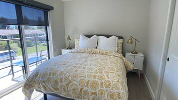 2 chambres, fer et planche à repasser, lit de bébé portatif