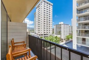Property grounds - Waikiki Studio with Balcony & incredible pool Sleeps 3 (Honolulu)