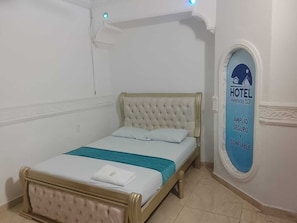 Basic Double Room | Free WiFi, bed sheets - Hotel avenida 53 (Barranquilla)