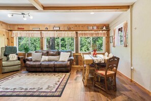 TV, fireplace - 7mi Yosemite | Fireplace | King Beds | Lewis Creek Cabin (Oakhurst)