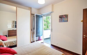 1 habitación, tabla de planchar con plancha, wifi gratis y ropa de cama 