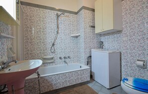 Combined shower/bathtub, hair dryer - 1 bedroom nice apartment in Rapallo (Rapallo)