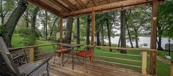 Lake House-Beach-Kayaks-Lake View