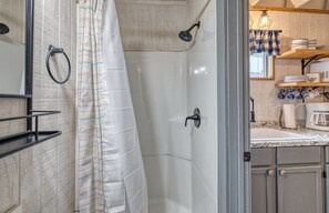 Douche, serviettes fournies, papier toilette