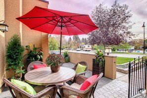 Outdoor dining - Stunning Historical Landmark in Elbow Park (Calgary)