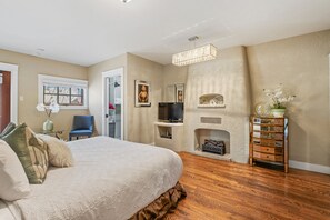 4 bedrooms, desk, iron/ironing board, free WiFi - Stunning Historical Landmark in Elbow Park (Calgary)