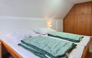 3 bedrooms, free WiFi, bed sheets