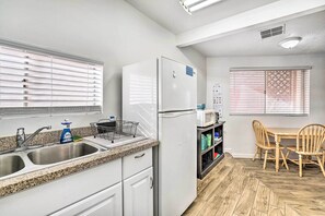 Kjøleskap, mikrobølgeovn, kokeplater og kaffetrakter/tekoker