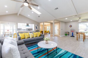 Smart TV, fireplace, Netflix, Hulu - Private Family Heated Pool and Spa, 2 King Beds, Cornhole, Grill, Foosball, Game (Richardson)