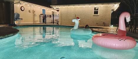 Utomhuspool och uppvärmd pool