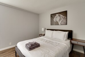 3 bedrooms, desk, iron/ironing board, free WiFi