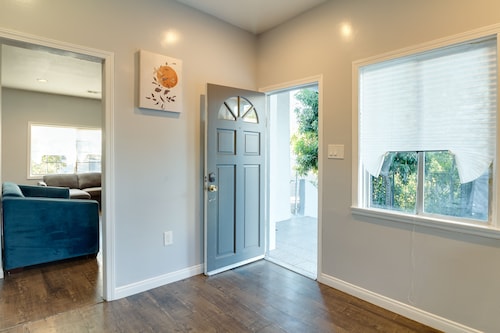 Cozy 3 bedroom 2 bath apartment in the heart of San Fernando