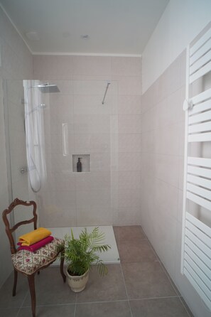 Baignoire, sèche-cheveux, serviettes fournies, savon