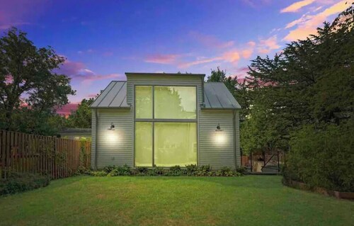 Modern 2 level guesthouse with parking on site!