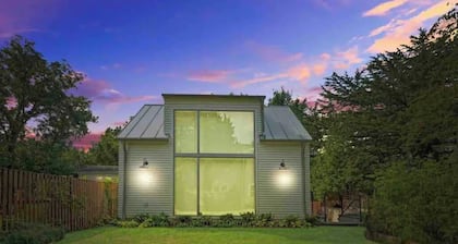 Modern 2 level guesthouse with parking on site!