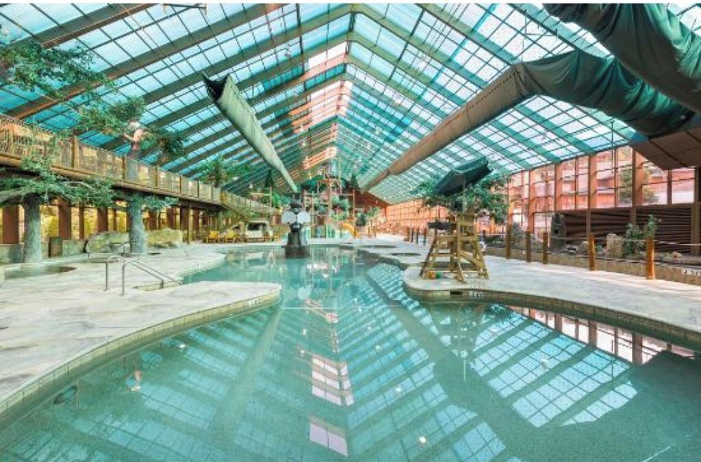 Alberca techada y alberca al aire libre