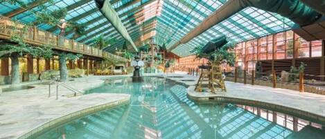 Alberca techada y alberca al aire libre