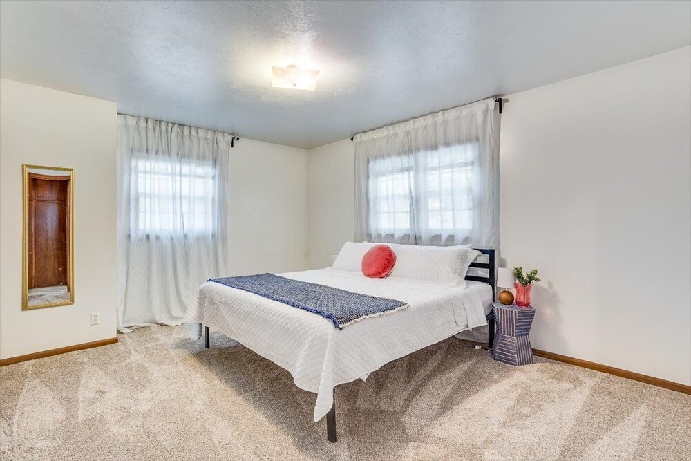 Spacious 4 Bedroom Home w/ POOL In Safe Area! Wichita Vrbo