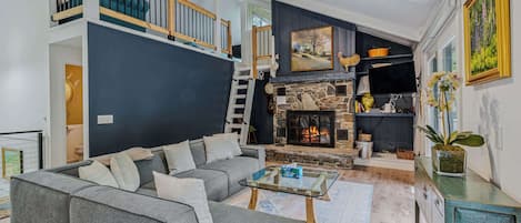 Televisión, chimenea, reproductor de DVD y oficina