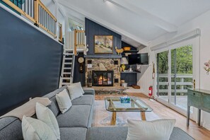 TV, caminetto, studio