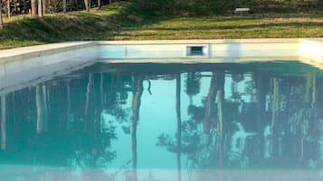 Alberca al aire libre y alberca climatizada