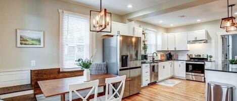 Jääkaappi, mikroaaltouuni, uuni, liesi