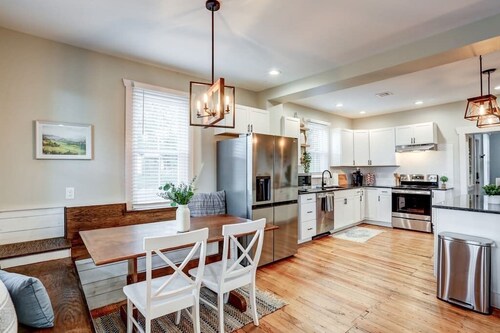 Beautiful Farmhouse close to Lanc, Hershey, Etown!